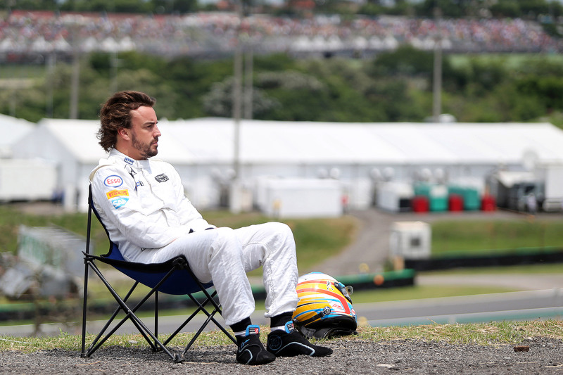 f1-brazilian-gp-2015-fernando-alonso-mclaren-watches-qualifying-from-a-chair-at-the-side-o.jpg