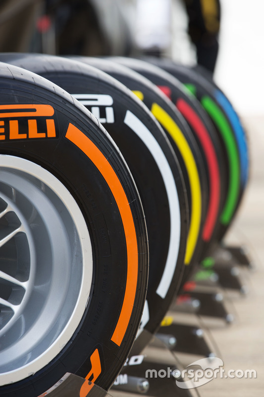 f1-british-gp-2015-pirelli-show-tyres.jpg