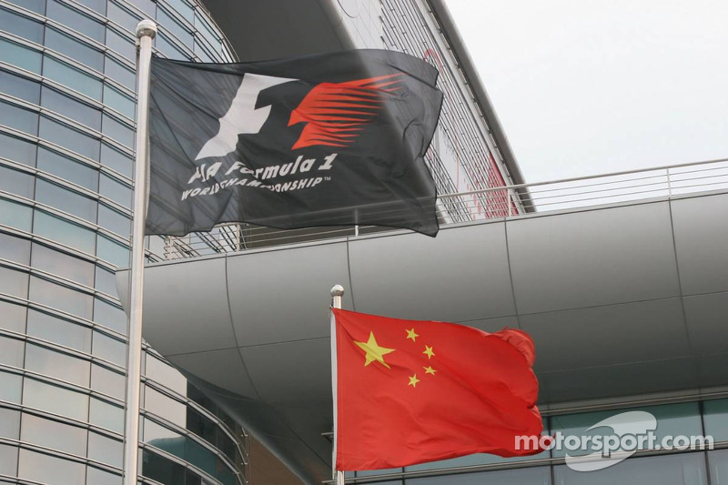f1-chinese-gp-2006-chinese-and-formula-1-flags-at-the-circuit.jpg