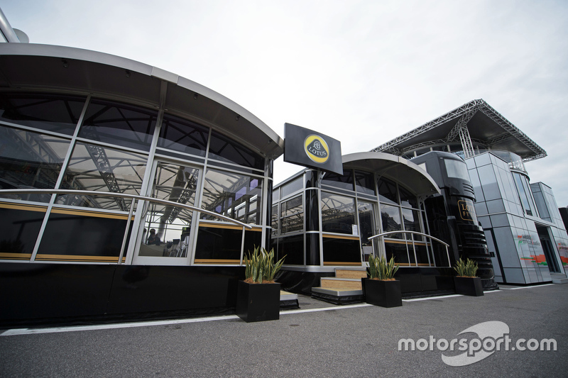 f1-italian-gp-2015-lotus-f1-team-motorhome.jpg