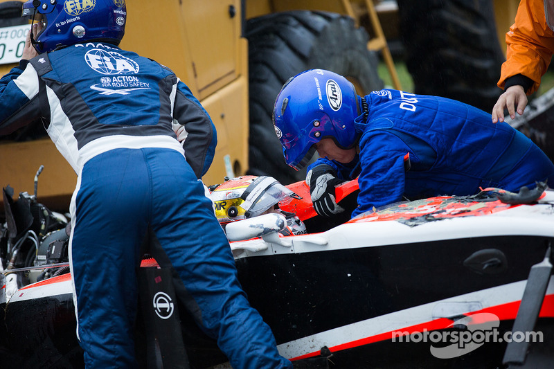 f1-japanese-gp-2014-safety-team-at-work-after-the-crash-of-jules-bianchi-marussia-f1-team.jpg