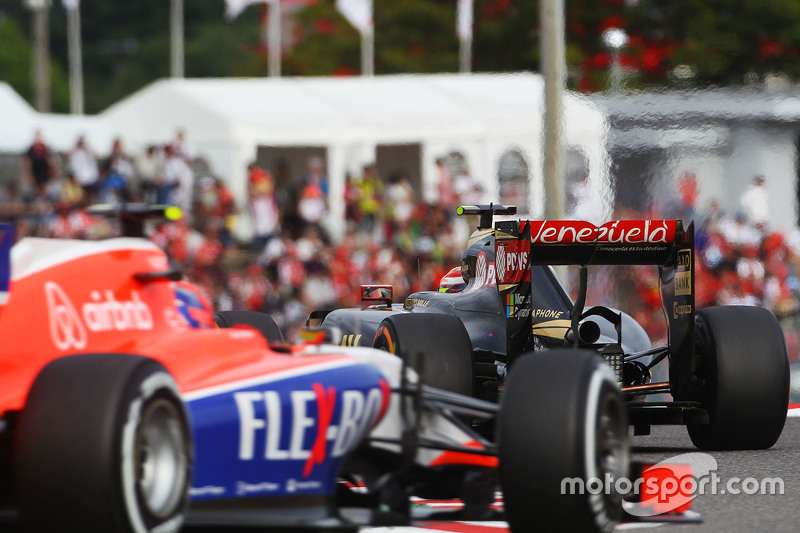 f1-japanese-gp-2015-pastor-maldonado-lotus-f1-e23-leads-alexander-rossi-manor-marussia-f1.jpg