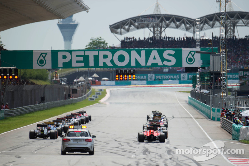 f1-malaysian-gp-2015-the-start-of-the-race.jpg