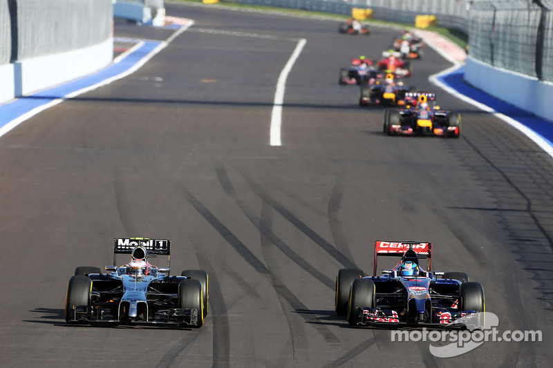 f1-russian-gp-2014-kevin-magnussen-mclaren-mp4-29-and-jean-eric-vergne-scuderia-toro-rosso.jpg