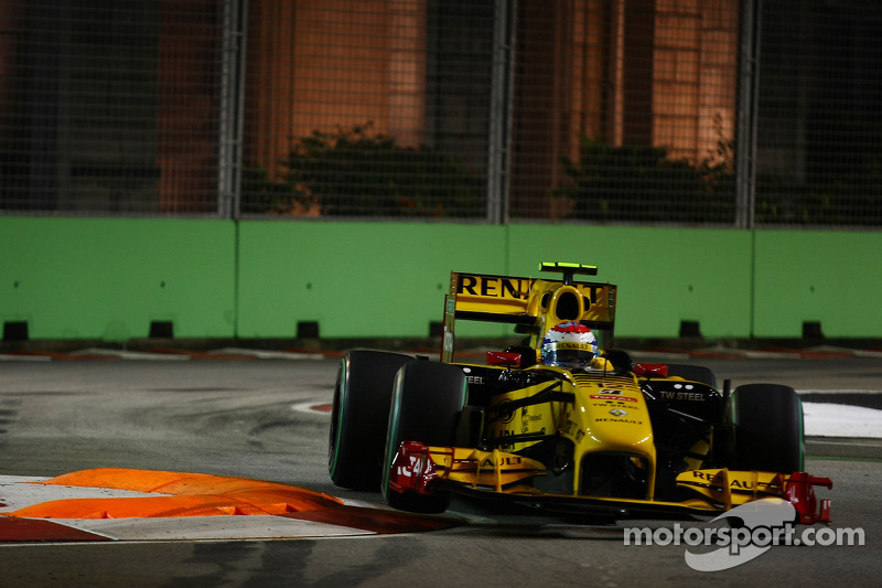 f1-singapore-gp-2010-vitaly-petrov-renault-f1-team_1.jpg