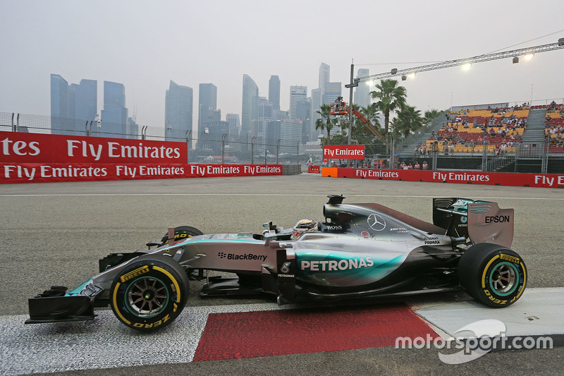 f1-singapore-gp-2015-lewis-hamilton-mercedes-amg-f1-w06_1.jpg