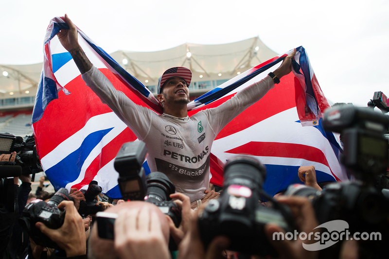 F1 - HAMILTON ISKOLÁKAT ÉPÍTTETNE