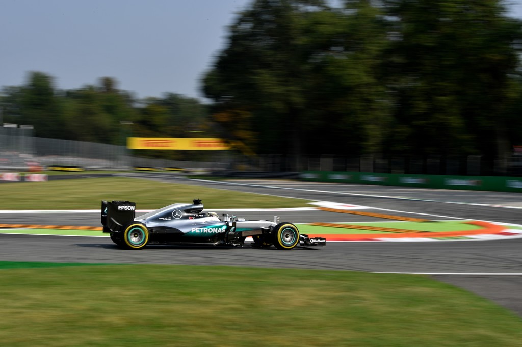 F1 - MONZA, 2016: DOMINÁLTAK A MERCEDESEK A PÉNTEKI EDZÉSEKEN