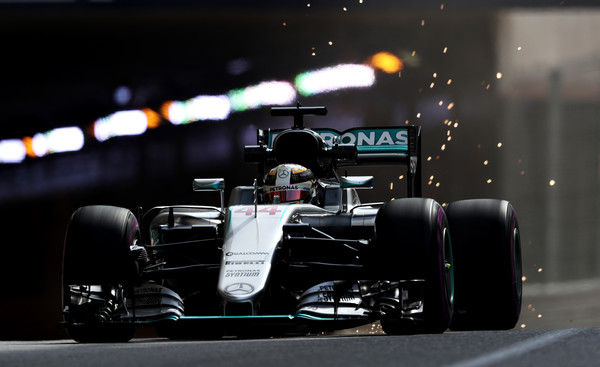 F1 - KETTŐS MERCEDES-GYŐZELEM A KAOTIKUS MONACÓI NYITÓEDZÉS