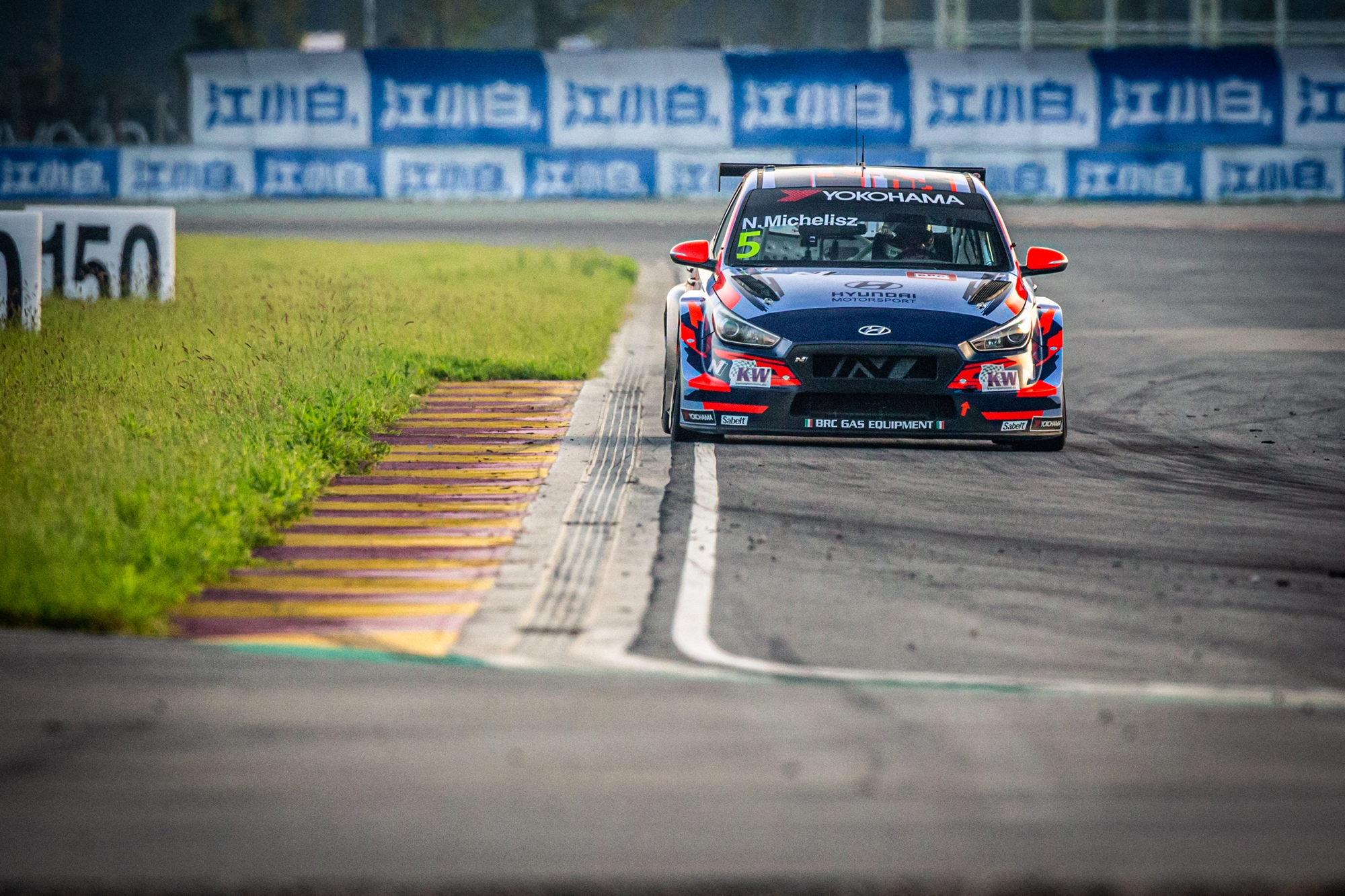 WTCR: 21-en 1 másodpercen belül az első időmérőn, Michelisz a második sorban