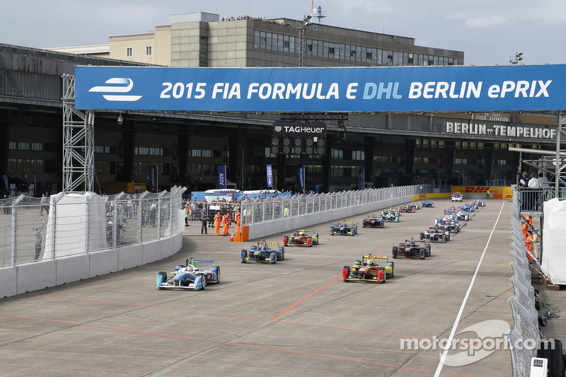 formula-e-berlin-eprix-2015-start-action.jpg