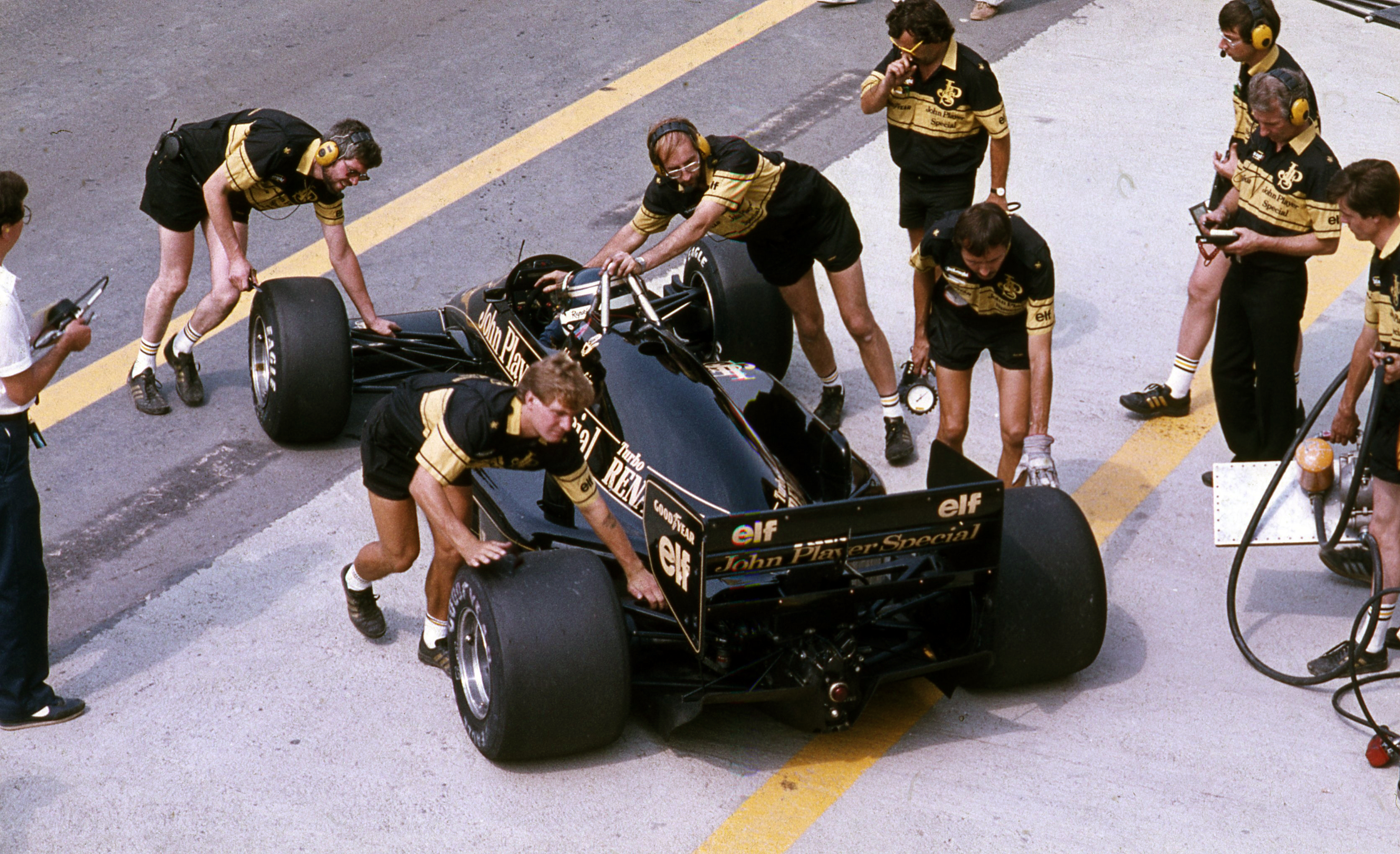 Meghalt a versenyző, aki álnéven, Ayrton Senna csapattársaként indult az F1-ben