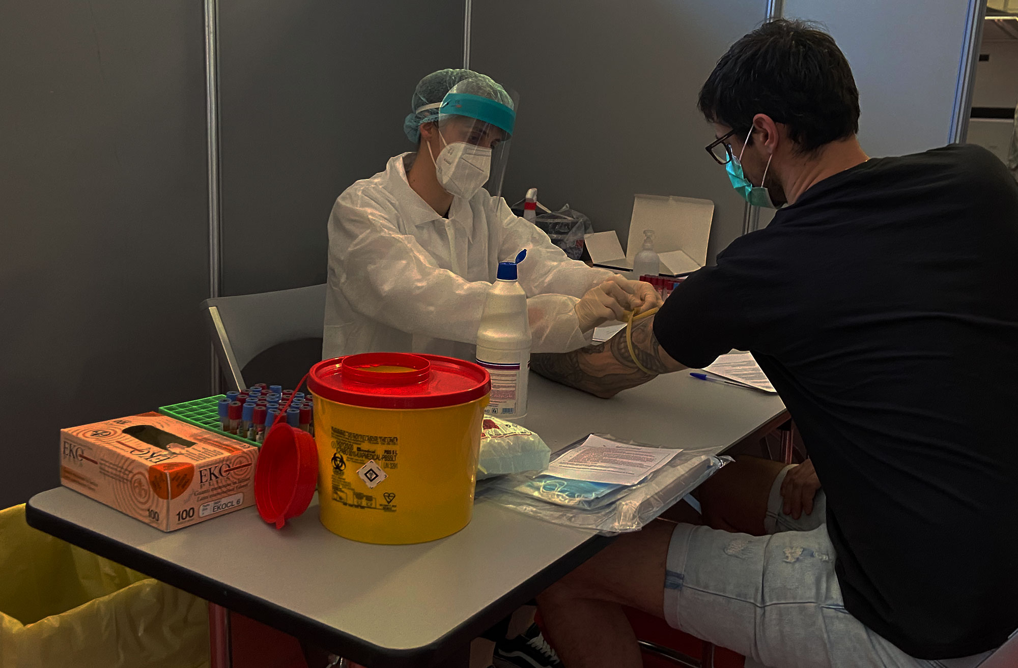 Orvosi felügyelet mellett valamennyi dolgozón koronavírus-tesztet végeznek el.<br /><br />Fotó: Alpha Tauri