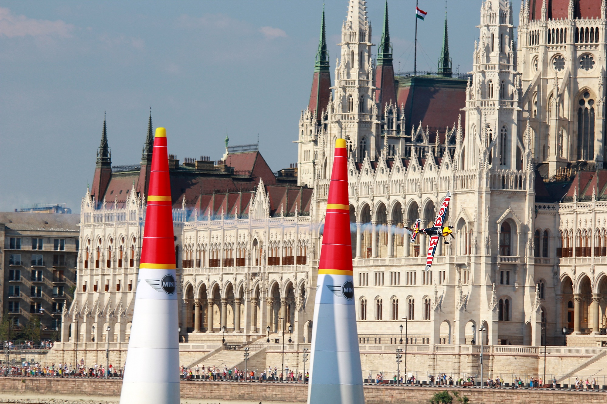 RED BULL AIR RACE - BESENYEI PÉTER ISMÉT REPÜLŐBE ÜL