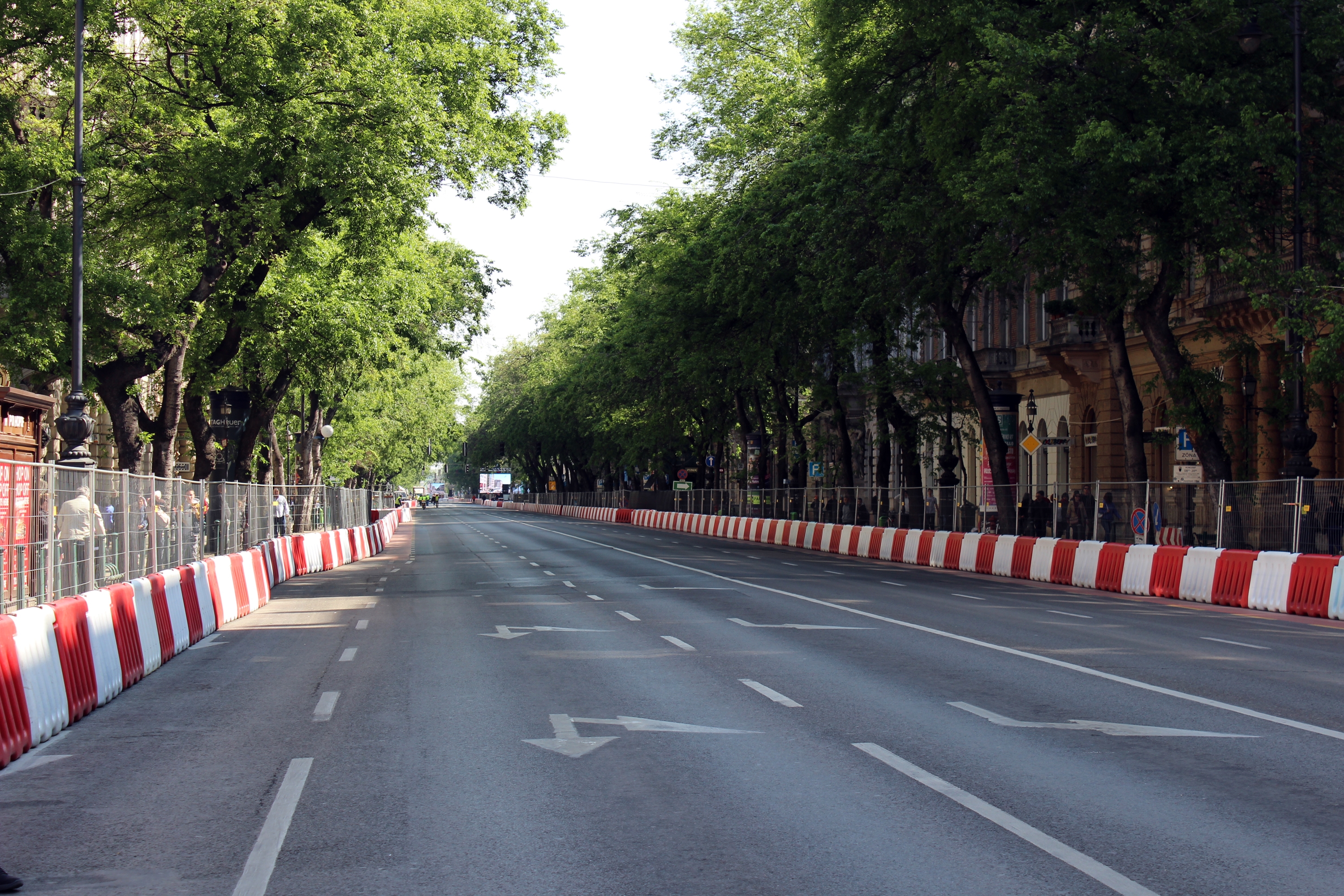 Amíg nyitva volt a paddock, arra is lehetőség nyílt, hogy bekukkantsunk a pályára.<br />Fotó: Kováts Olivér