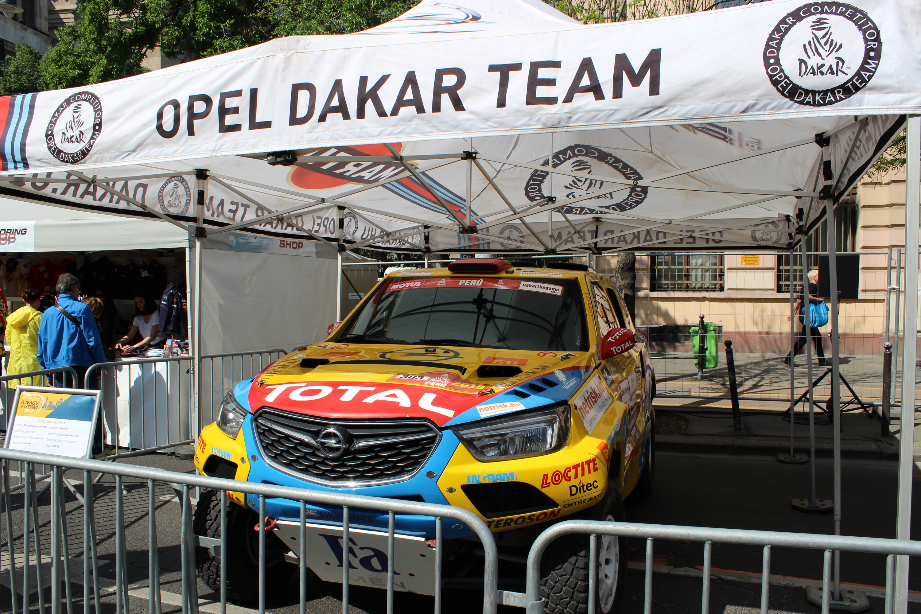 Az Opel Dakar Team is kilátogatott Szalay Balázsékkal.<br />Fotó: Kováts Olivér