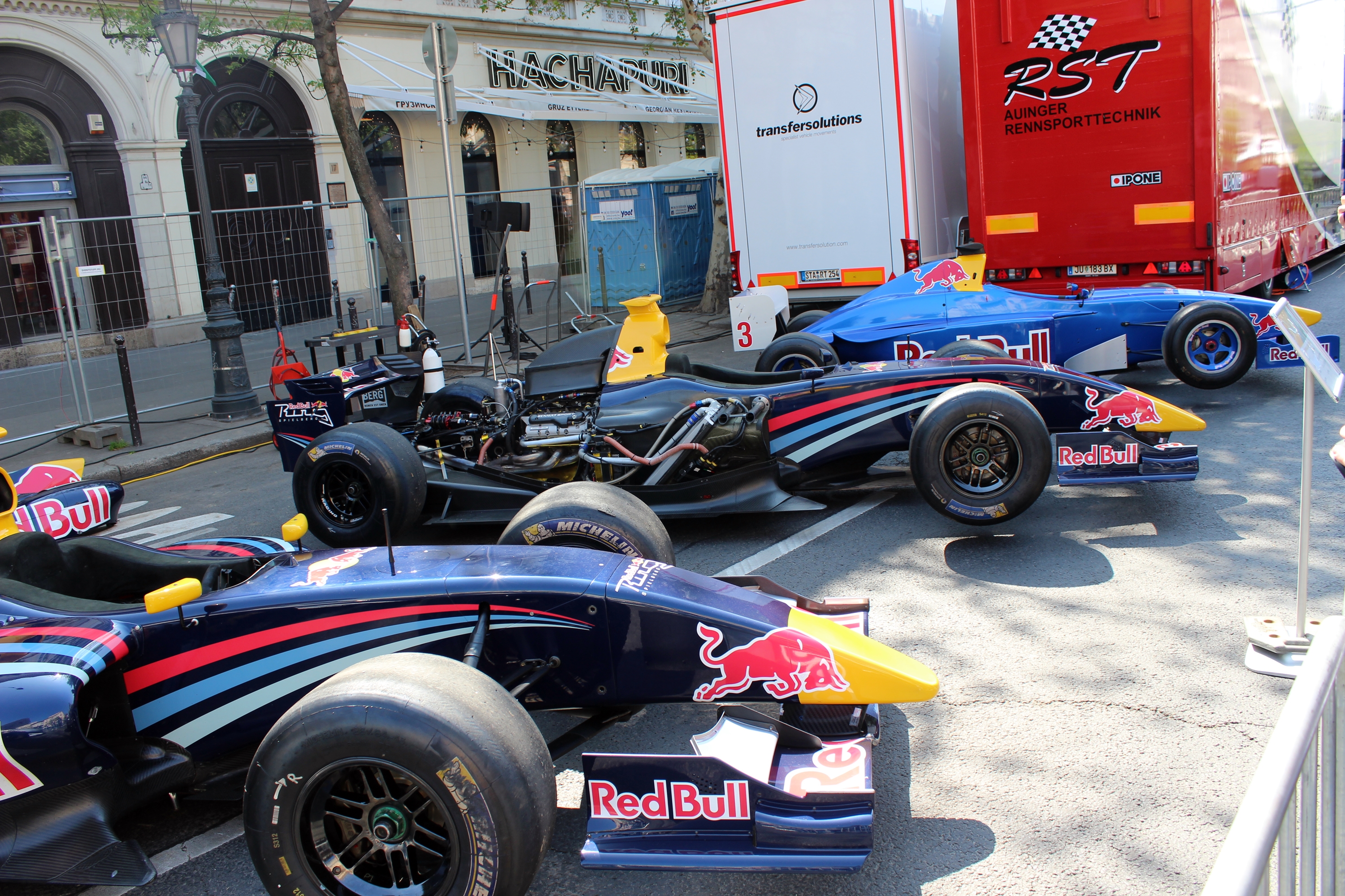 Az F1-es és a Formula-E verda mellett további formulaautókból sem volt hiány.<br />Fotó: Kováts Olivér