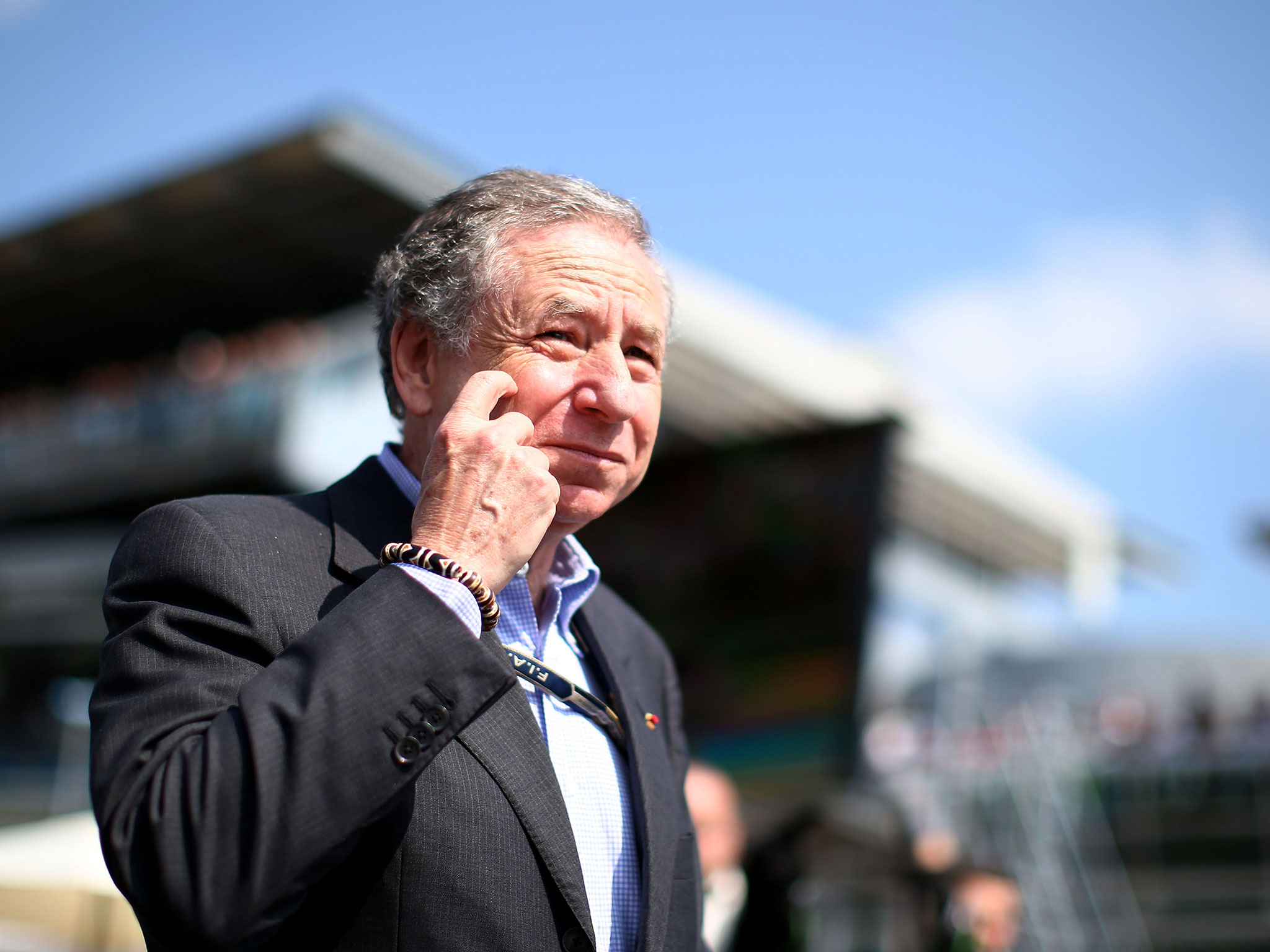 F1 - TODT SEGÍTENE, DE NEM TUD