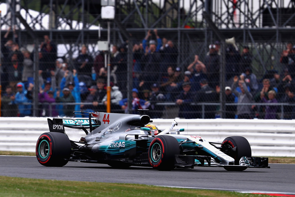 F1 - KETTŐS MERCEDES-GYŐZELEM SILVERSTONE-BAN A FERRARI GUMIBLAMÁJA UTÁN!