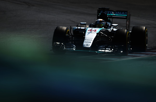 F1 - HAMILTON 98 EZREDDEL VERTE MEG ROSBERGET A HARMADIK EDZÉSEN