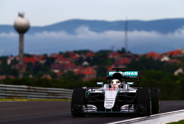 F1 - HAMILTON-ELSŐSÉGGEL INDULT A HUNGARORINGI HÉTVÉGE