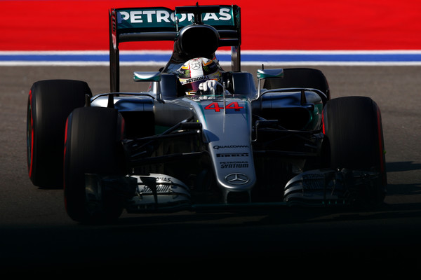 F1 - SZOCSI, FP3: HAMILTON AZ ÉLEN AZ IDŐMÉRŐ ELŐTT