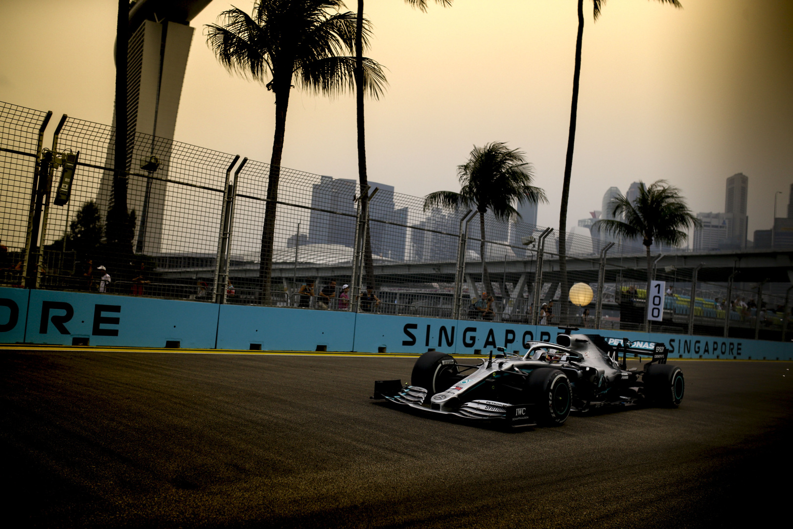 F1: Hamilton átvette a vezetést Szingapúrban