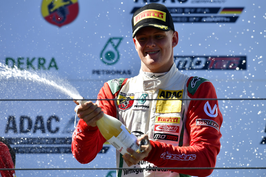 F1 - HIVATALOS: SCHUMACHER FIA A FORMA-3-BAN FOLYTATJA!