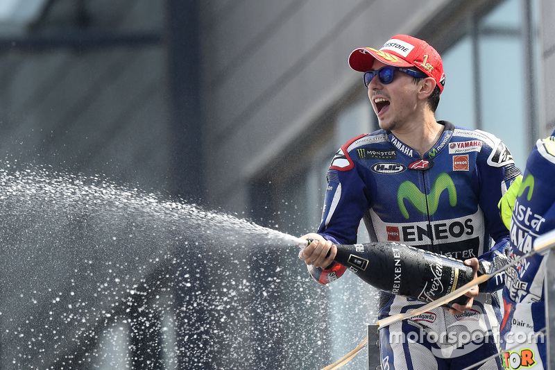 MOTOGP - LORENZO NYERT SPANYOLORSZÁGBAN, MARQUEZ MÁR AZ ELEJÉN KIESETT