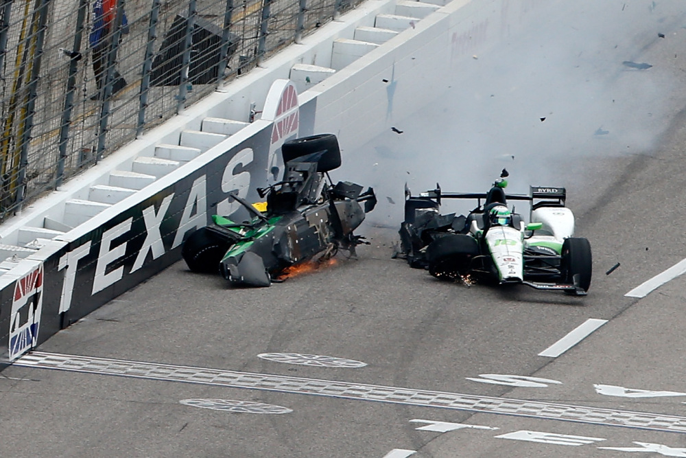 INDYCAR - HORRORBUKÁS ÉS ESŐZÉS TEXASBAN, ELHALASZTOTTÁK A VERSENYT