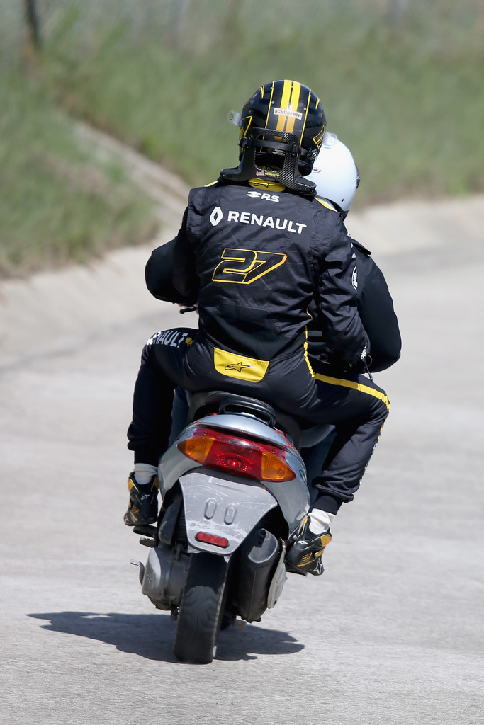 Nico Hülkenberg a HANS-szel a nyakában motorozik vissza spanyolországi kiesését követően.<br />Fotó: Zimbio