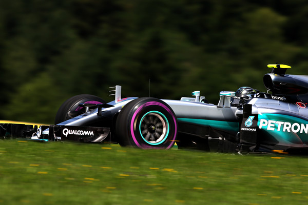 F1 - KETTŐS MERCEDES-SIKER A VÁLTOZÉKONY IDŐJÁRÁSÚ MÁSODIK EDZÉSEN