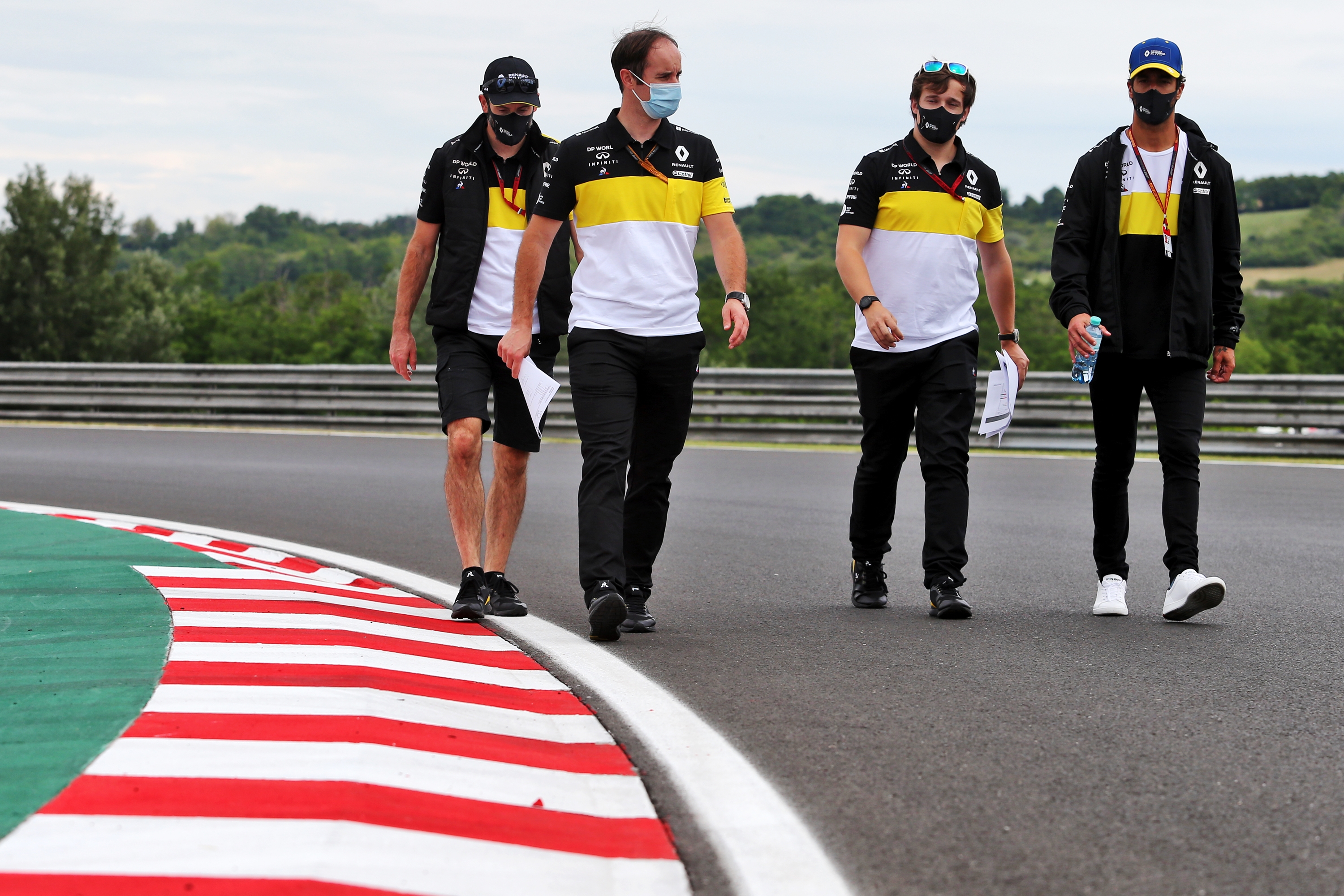 ... vagy éppen Daniel Ricciardo, akinek így a vigyorát sem láthatjuk... :-(<br /><br />Fotó: Hungaroring Média