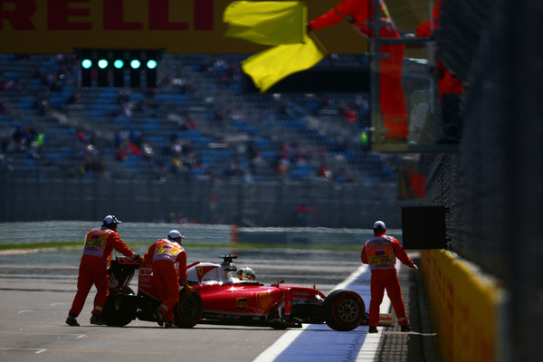 F1 - VÁLTÓT KELLETT CSERÉLNI VETTEL AUTÓJÁBAN, MEGBÜNTETTÉK