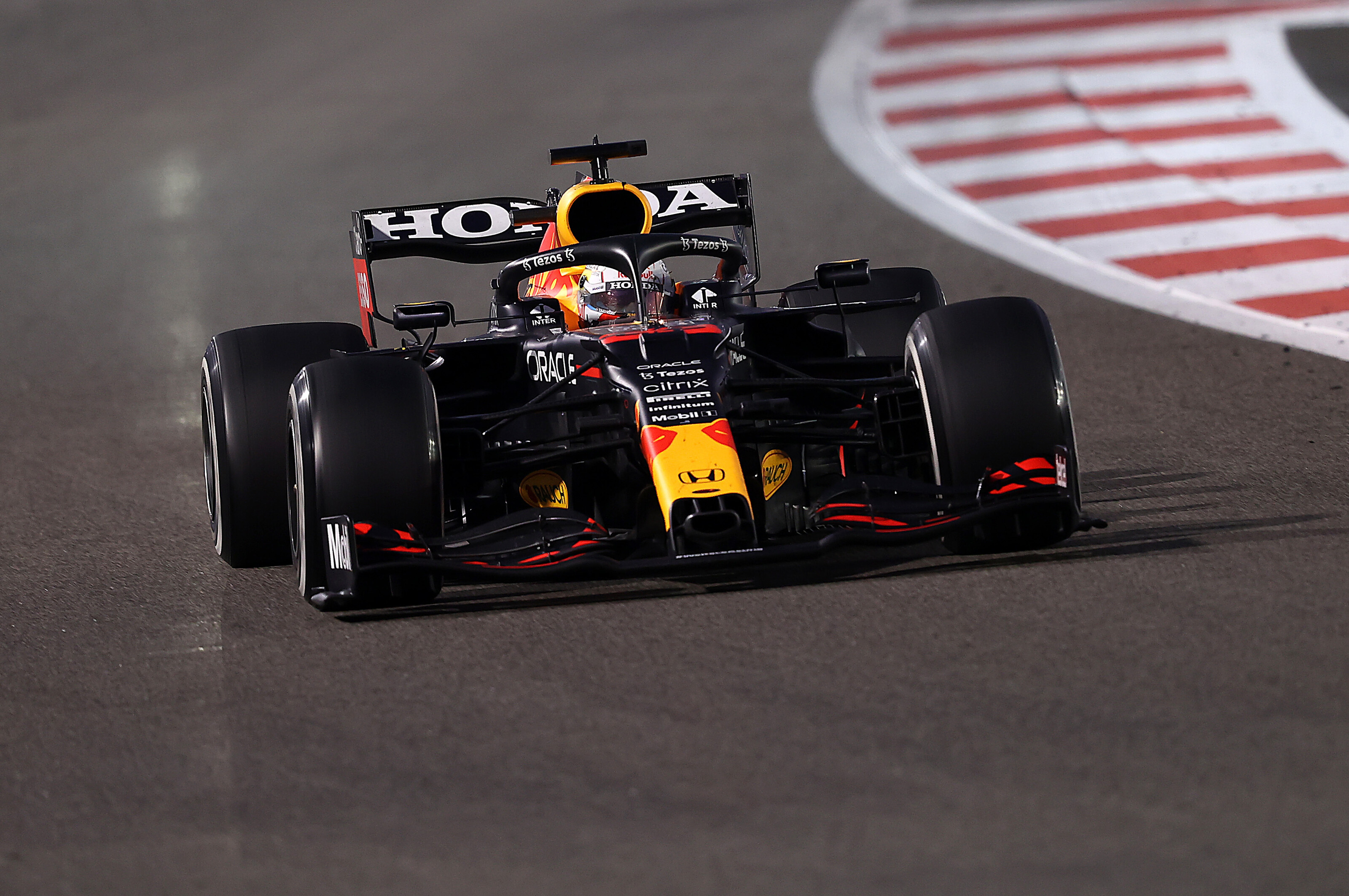 F1: Őrült hajrá, Verstappen utolsó körös előzéssel világbajnok!
