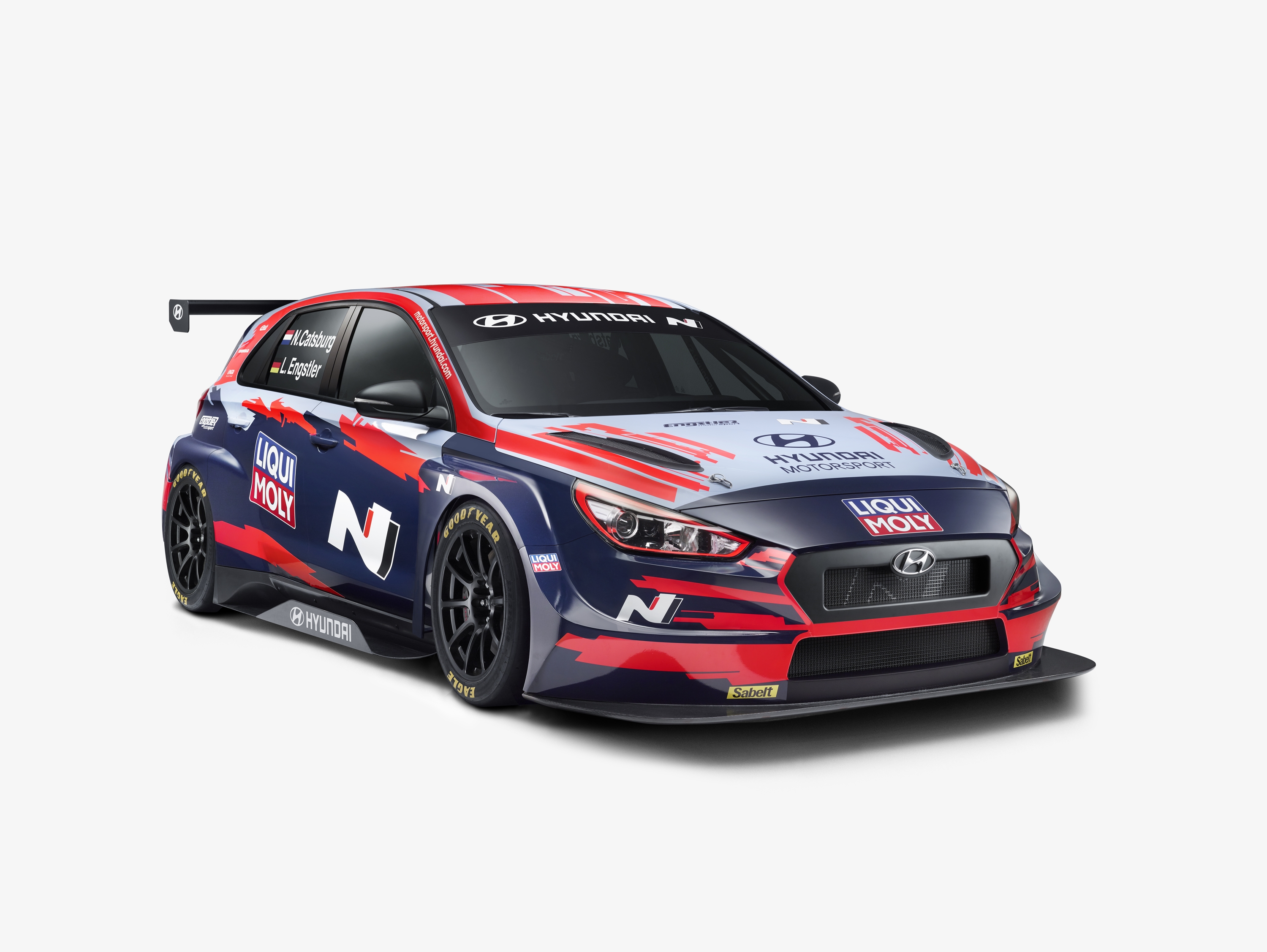 Nick Catsburg és Luca Engstler, vagyis az Engstler Hyundai N Liqui Moly Racing Team autóinak idei festése.<br /><br />Fotó: Hyundai Motorsport Press