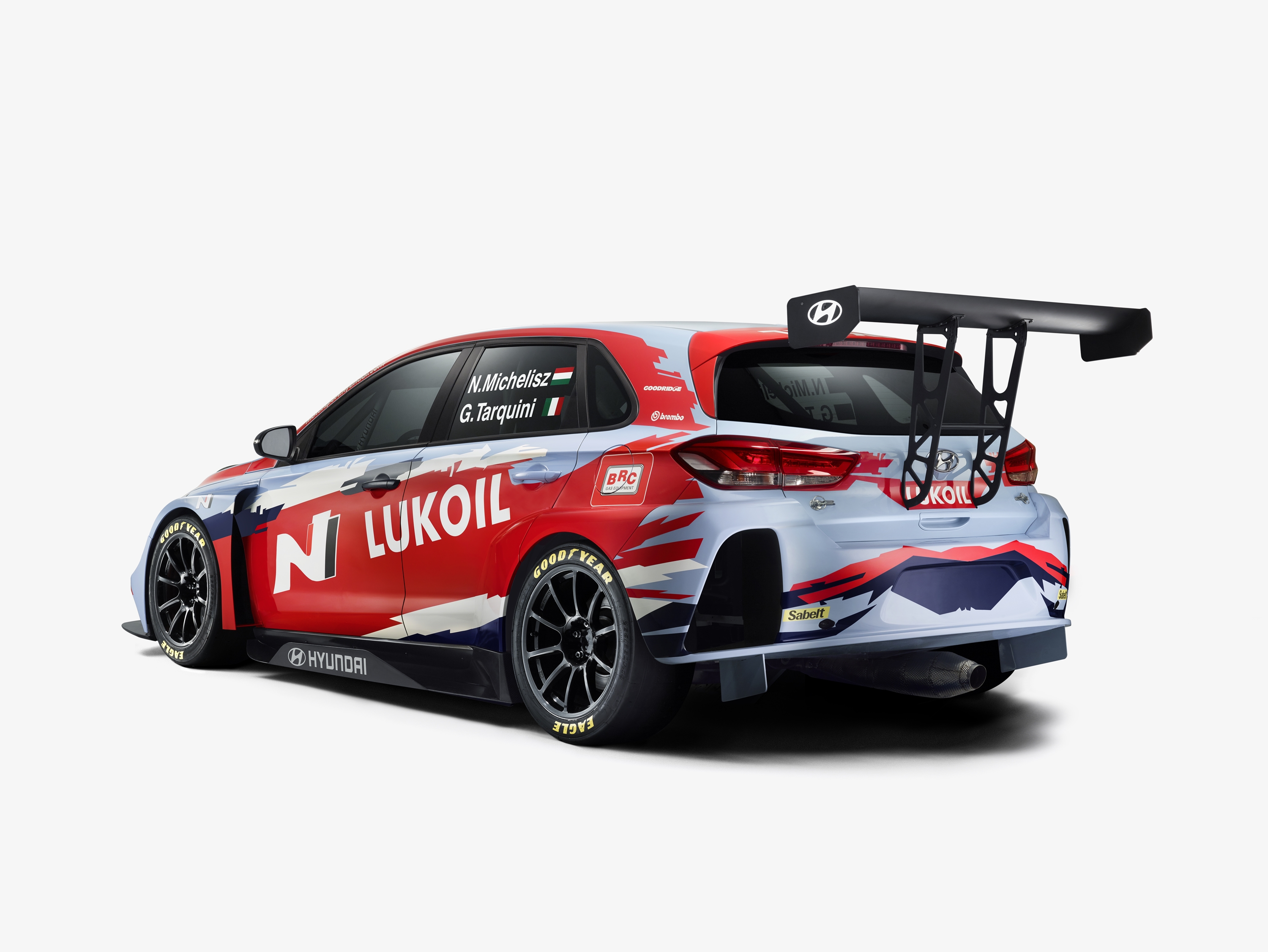 Michelisz Norbert és Gabriele Tarquini, vagyis a BRC Hyundai N LUKOIL Squadra Corse autóinak idei festése.<br /><br />Fotó: Hyundai Motorsport Press