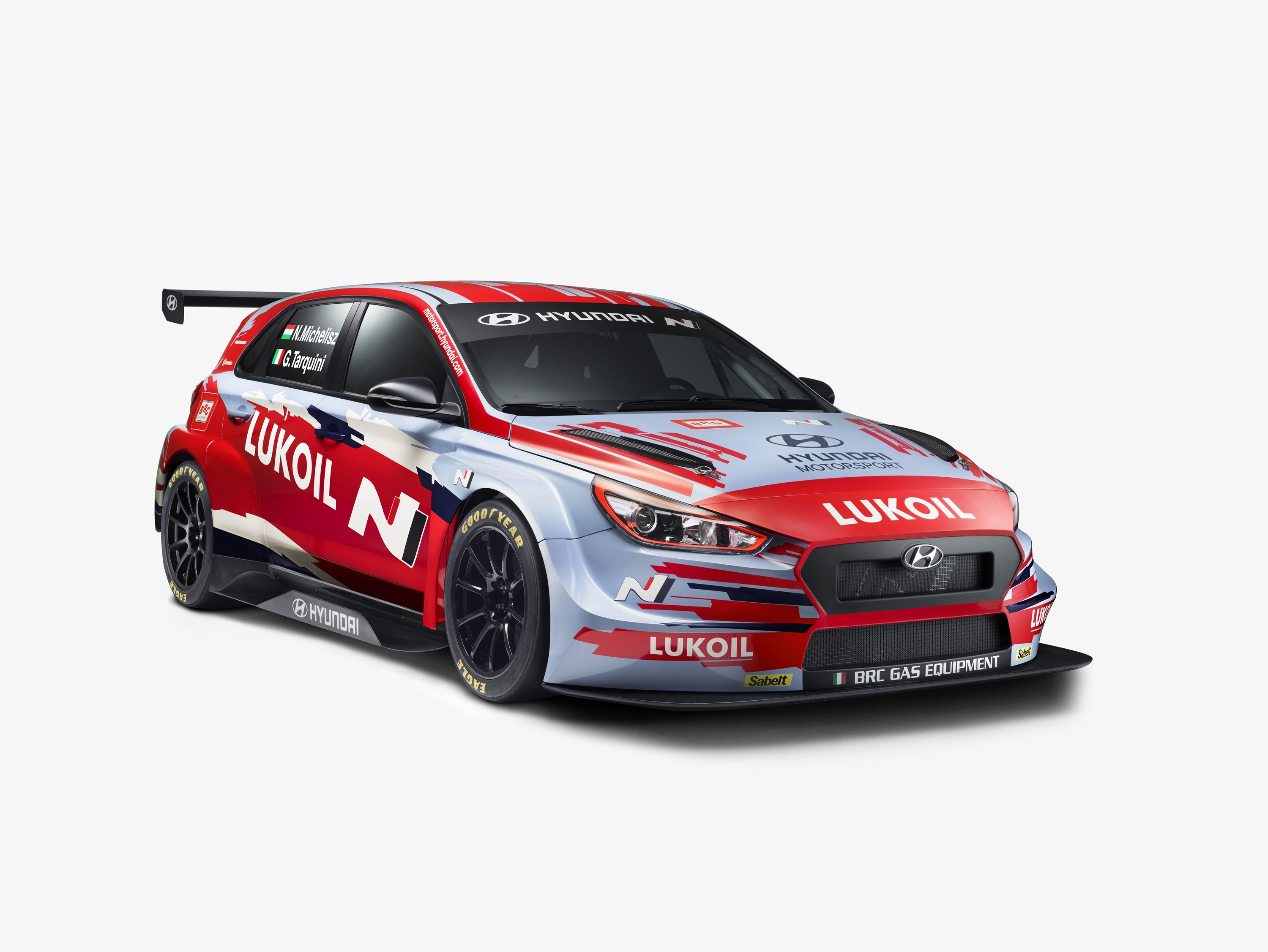 Michelisz Norbert és Gabriele Tarquini, vagyis a BRC Hyundai N LUKOIL Squadra Corse autóinak idei festése.<br /><br />Fotó: Hyundai Motorsport Press