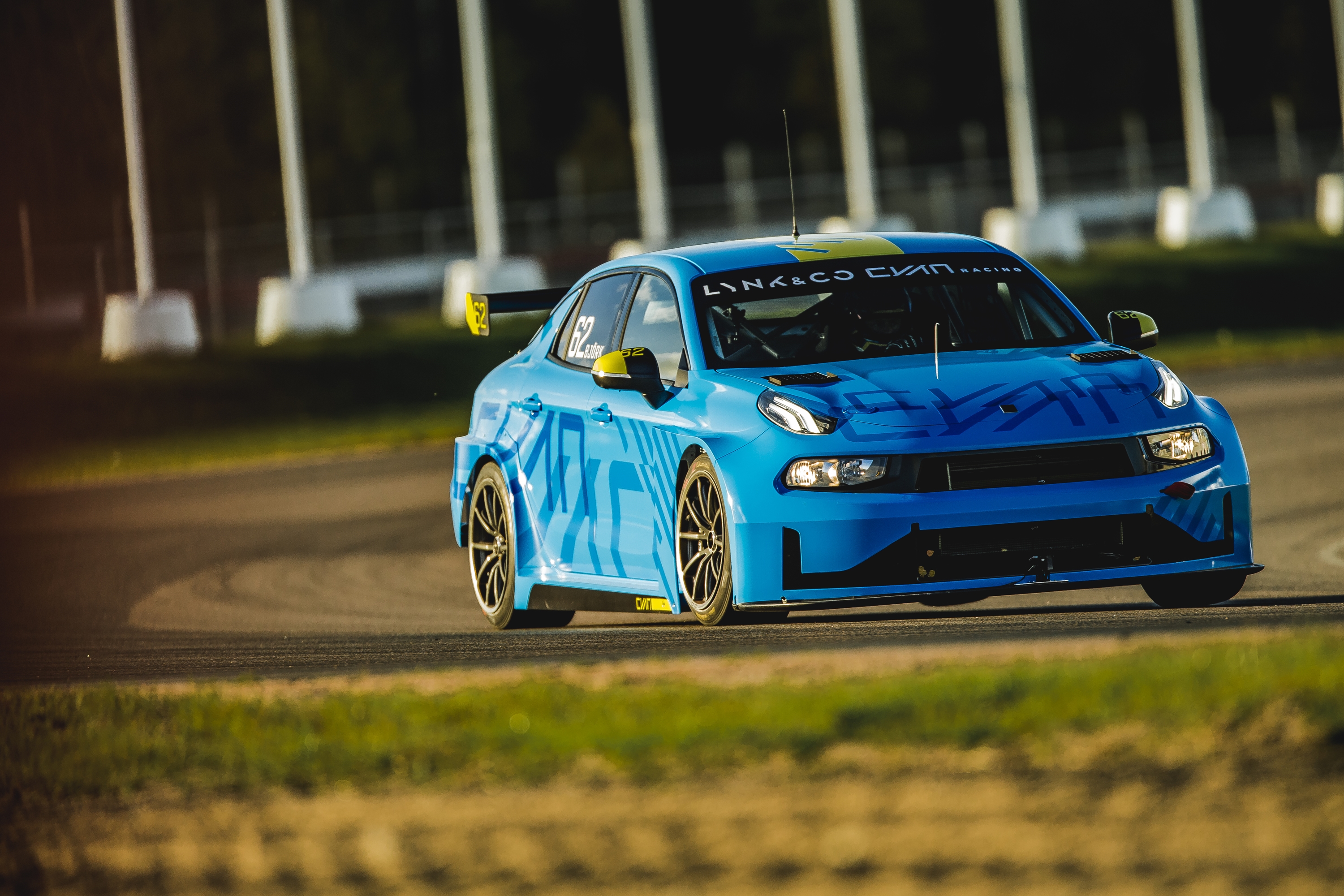 WTCR - A CYAN RACING SIKERES TESZTEKET BONYOLÍTOTT LE A LYNK & CO-VAL