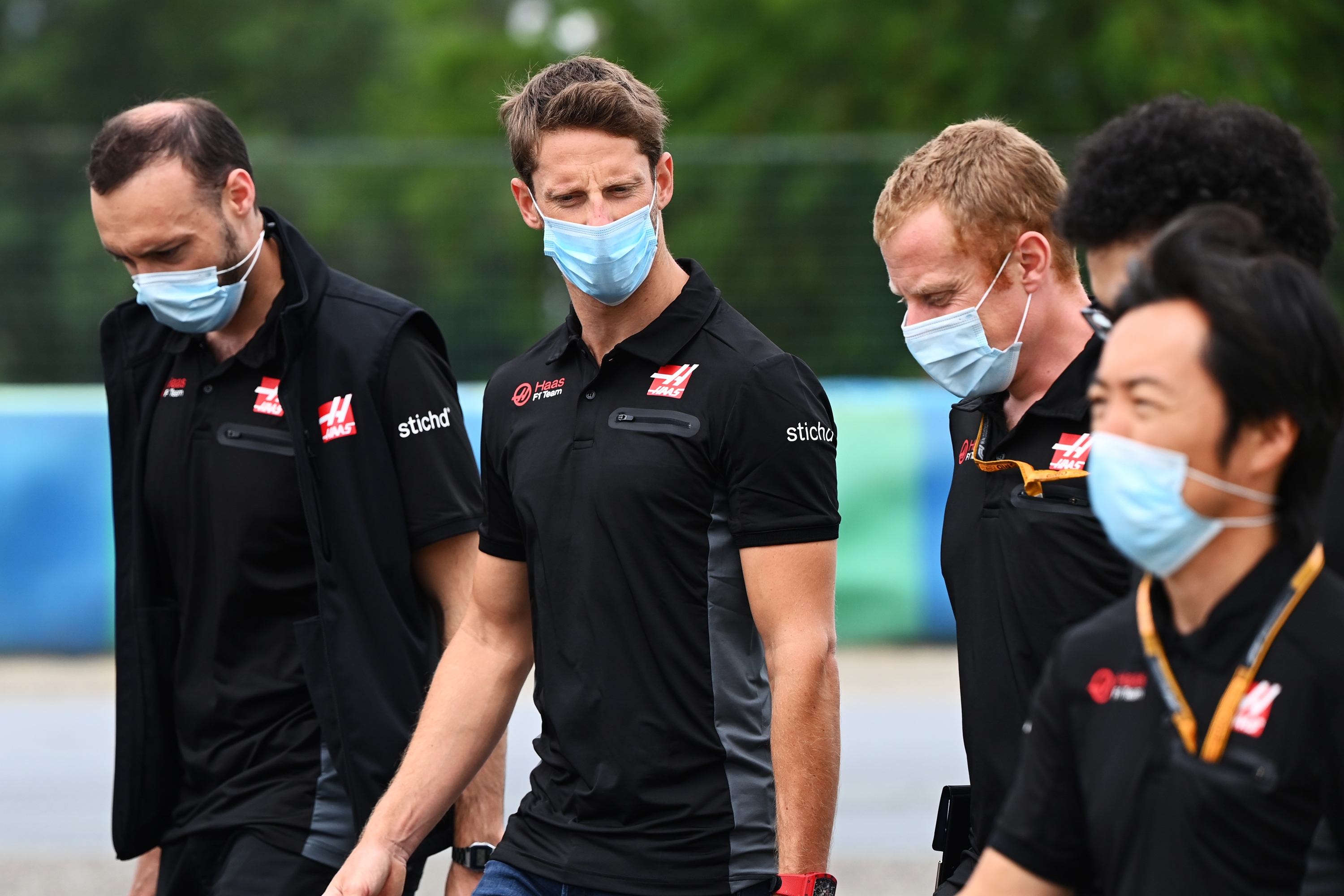 A haasos Romain Grosjean esetében is kötelező viselet.<br /><br />Fotó: LAT Images / Haas F1 Media