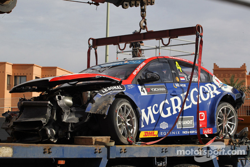 wtcc-marrakech-2014-crash-tom-coronel-cevrolet-rml-cruze-tc1-roal-motorsport.jpg