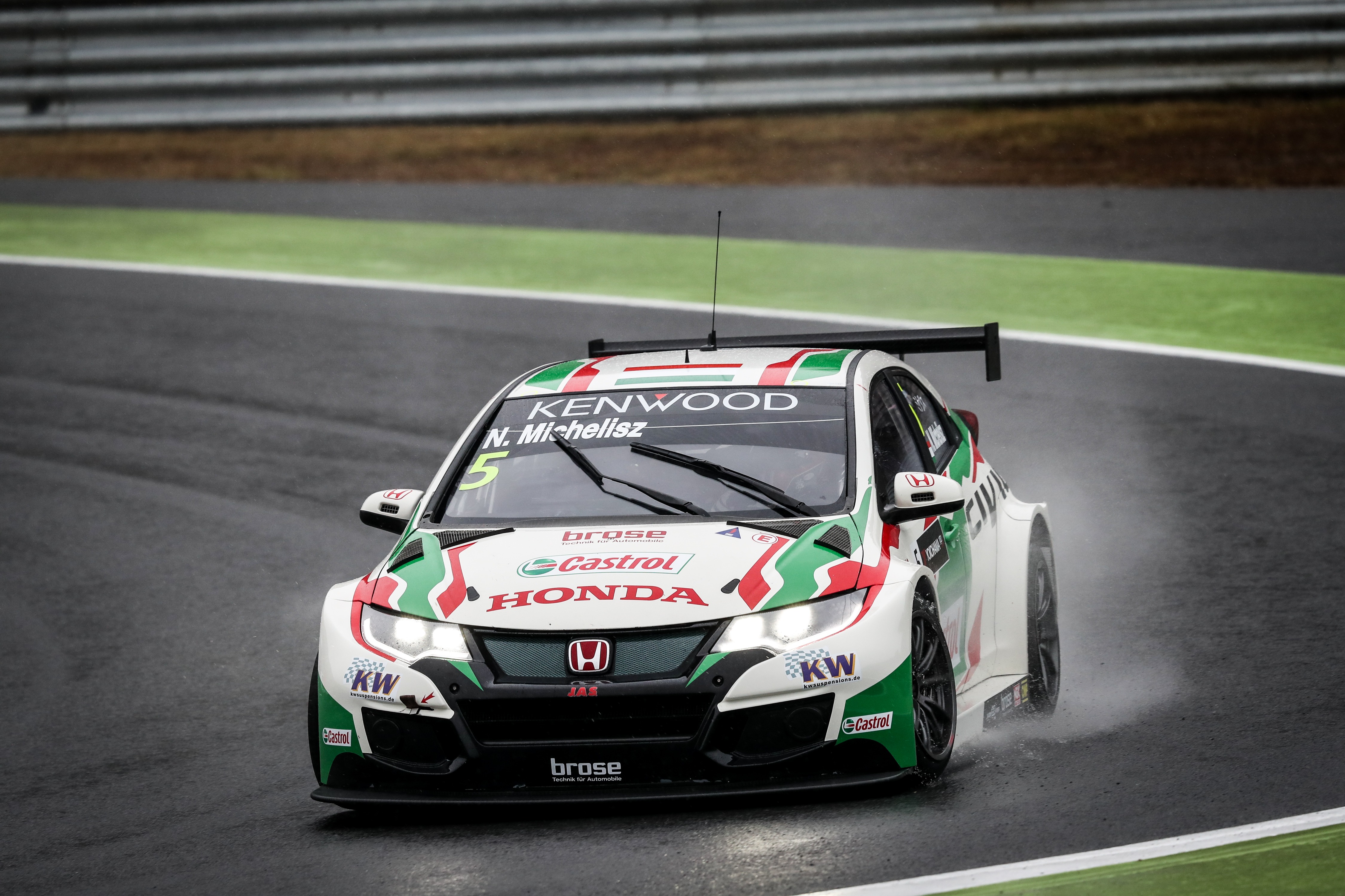 WTCC - MICHELISZ NYERTE A PIROS ZÁSZLÓVAL LEINTETT FŐFUTAMOT