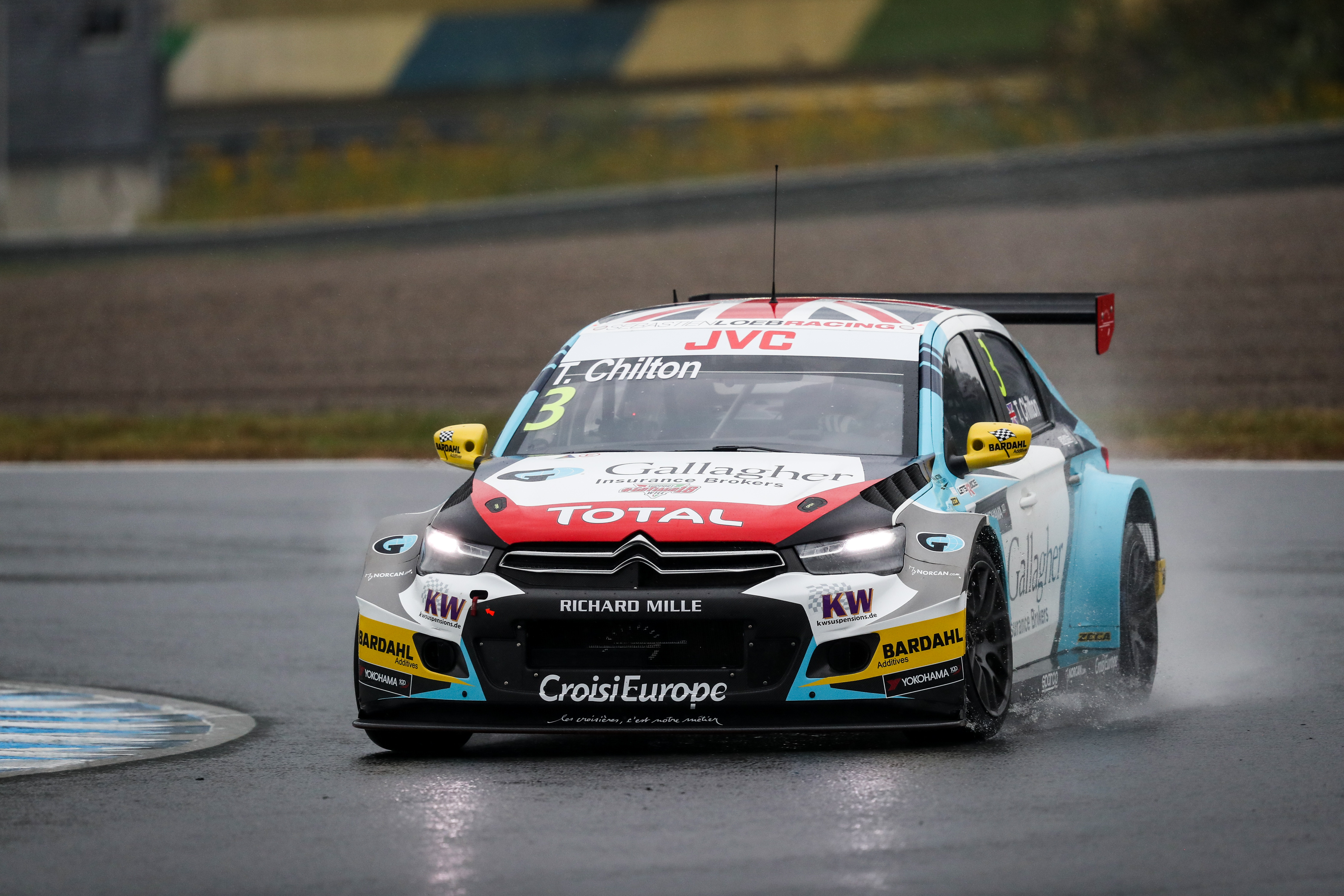 WTCC - CHILTON DOMINÁLT AZ ESŐBEN, MICHELISZ HETEDIK A NYITÓFUTAMON