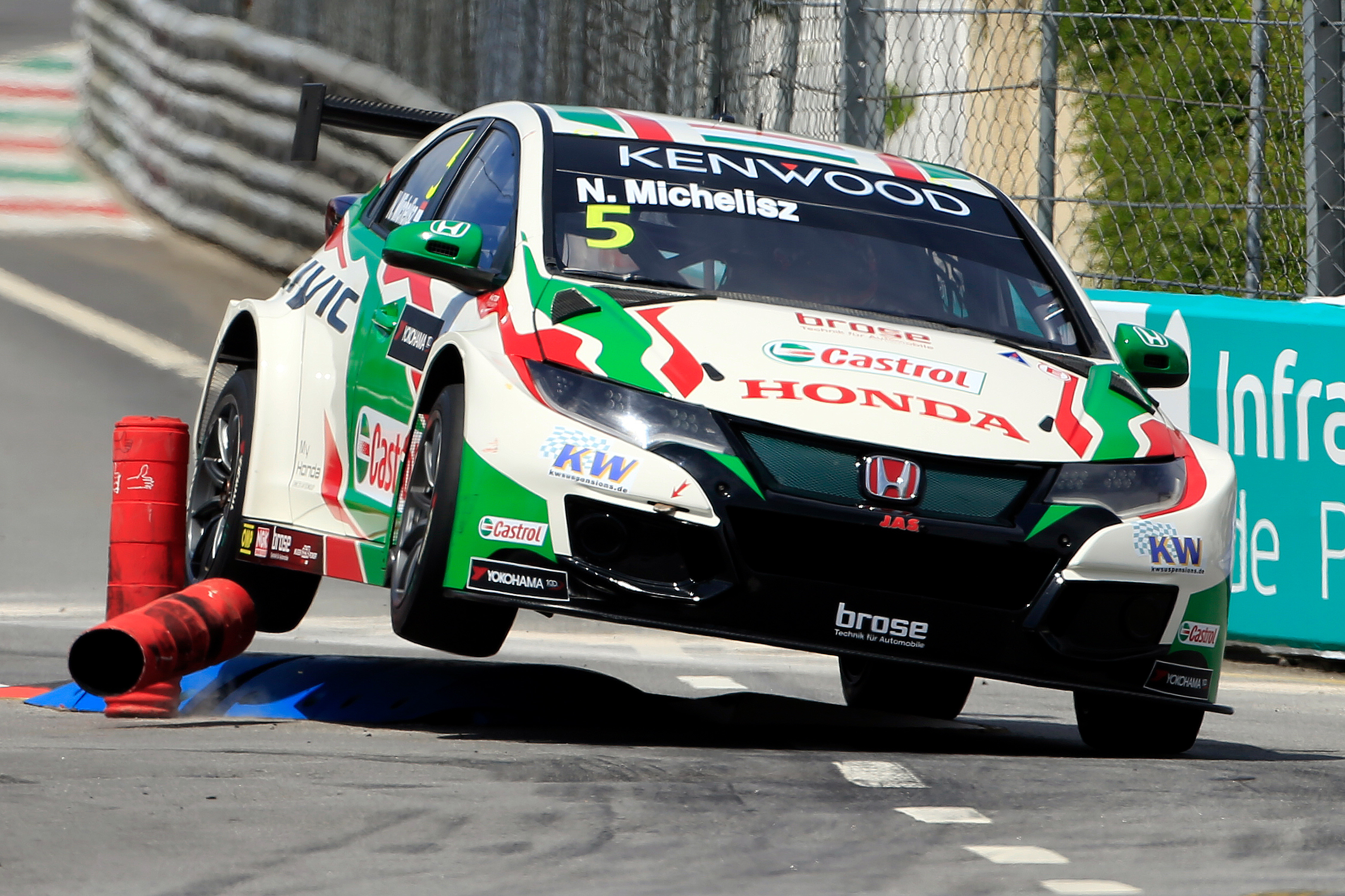 WTCC - RAJT-CÉL GYŐZELMET ARATOTT MICHELISZ A VILA REAL-I FŐFUTAMON!