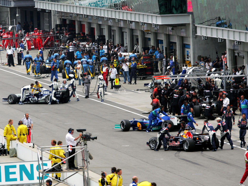 indianapolis_2005_pitlane_10241.jpg