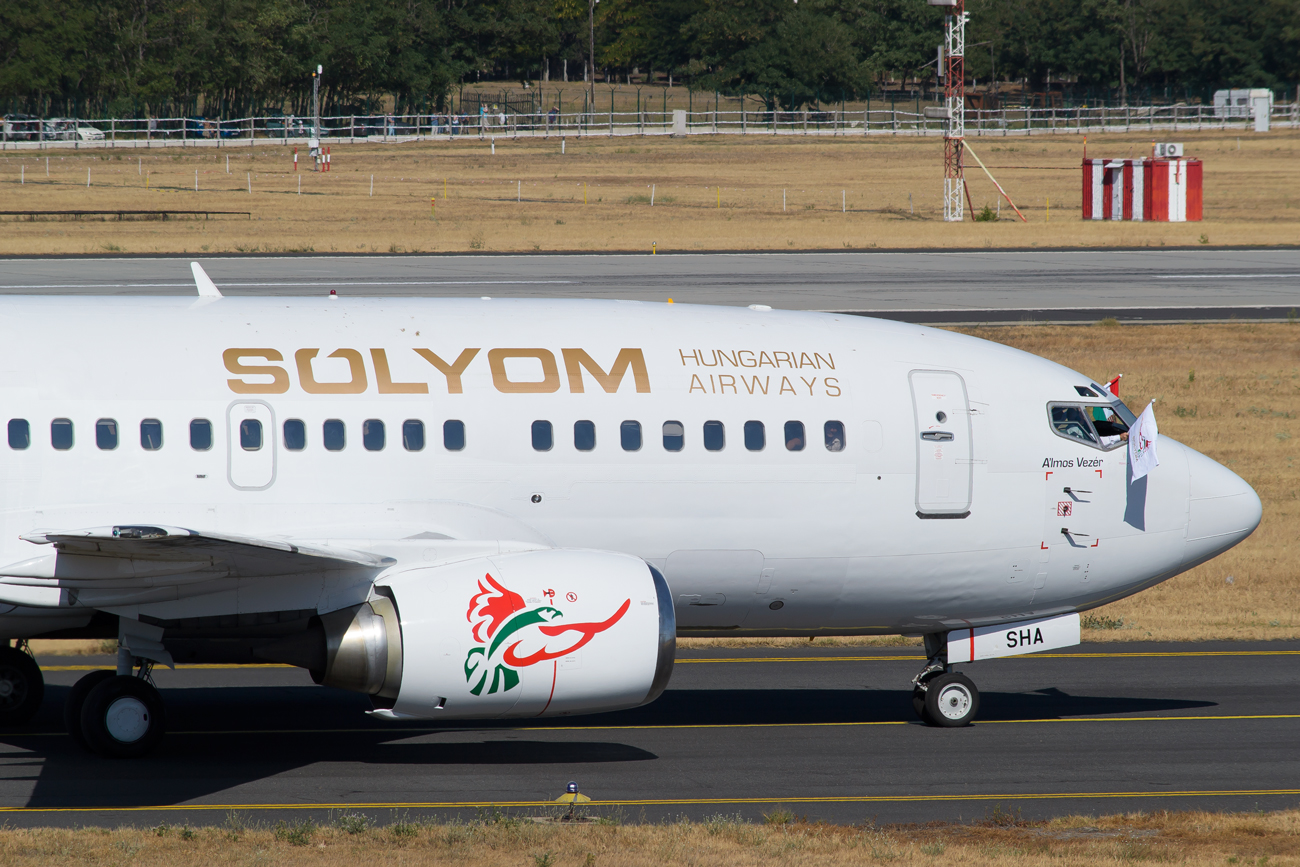 Sólyom_Hungarian_Airways_B737_3.jpg