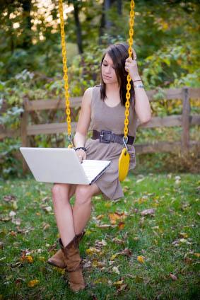 68308-283x424-Stylish_girl_with_laptop.jpg