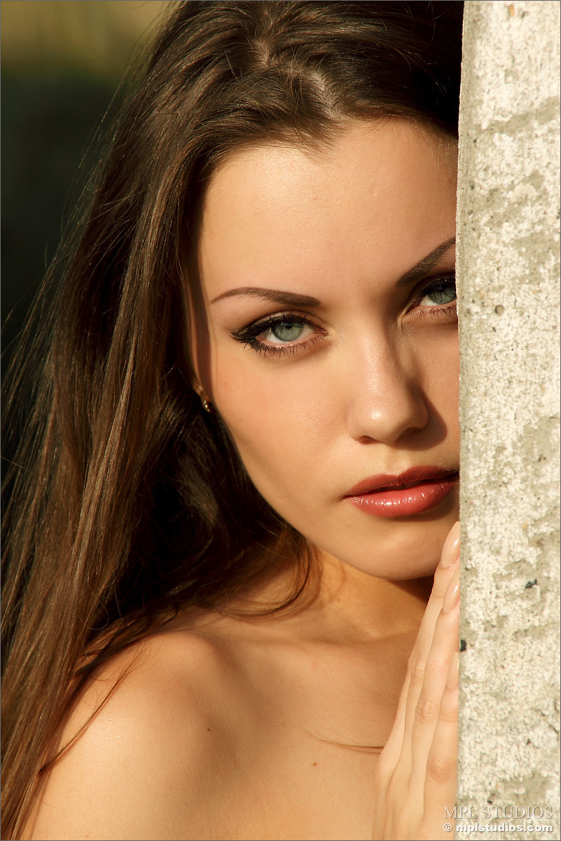 brunette-esther-p-with-pretty-eyes-from-mpl-8.jpg