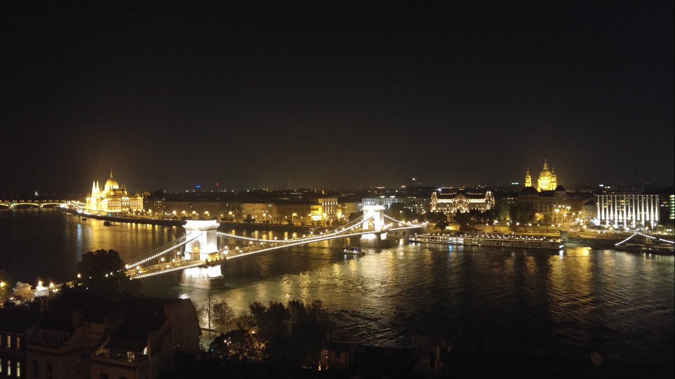 the view with the Chain Bridge - Die Aussicht mit der Kettenbrücke - il panorama con il Ponte delle Catene