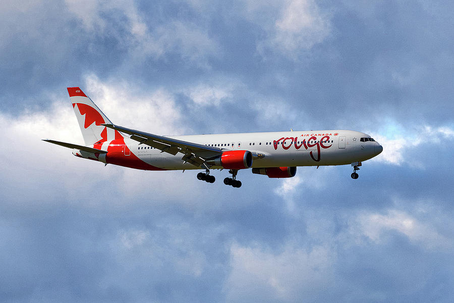 air-canada-rouge-boeing-767-35h-118-smart-aviation.jpg